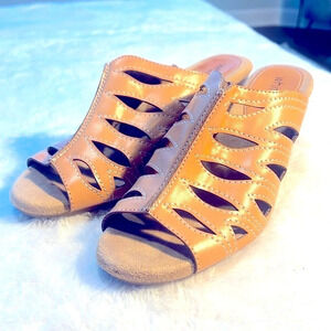 White Mountain Valencia Tan Sz 9 Slip on Fishermans Sandals Casual Walking NWOT